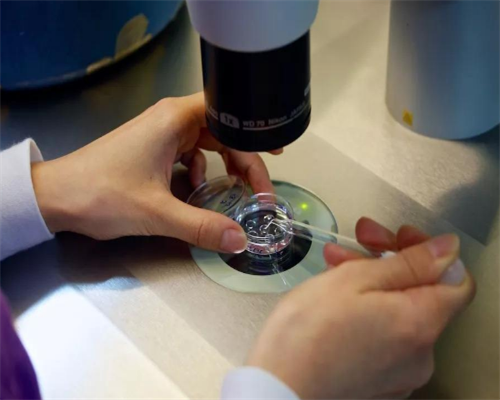 有一群女孩，天生没有阴道