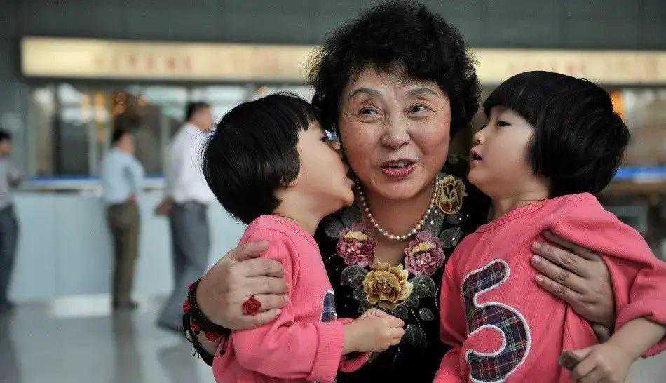 深圳哪里需要代妈_60岁退休老妇不顾医生劝阻，生下试管双胞胎，背后故事令人